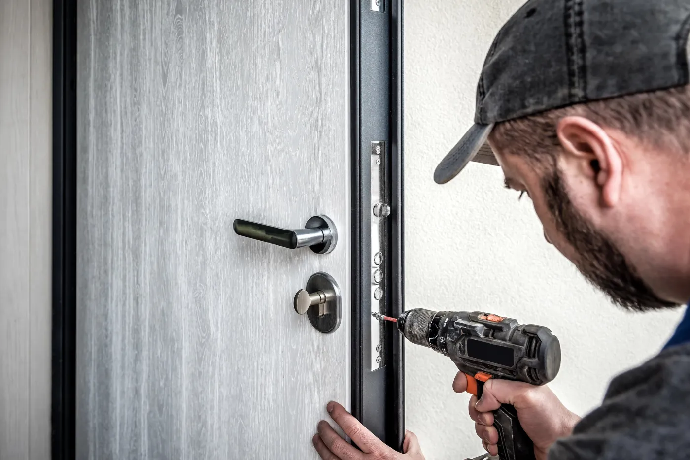 Serrurier fixant un blindage sur une porte d'entrée à Vanves (92170)