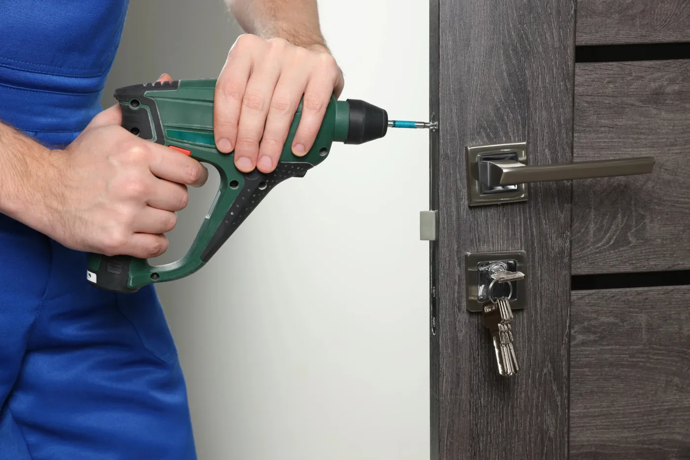Serrurier montant une serrure de sûreté sur une porte à Vanves